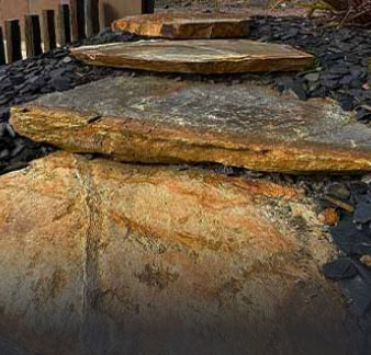 Aie Ardoises spécialiste de la pierre et de l'ardoise naturelle à Saint Lormel, Dinan, Saint-Cast-Le-Guildo en Bretagne - Marche en quartzite
